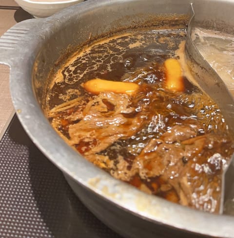 昨日1年ぶりくらいにしゃぶしゃぶ食べてきました🥓初めて黒毛牛のしゃぶしゃぶ食べてあまりの美味しさに感激😋
無限に食べれそ