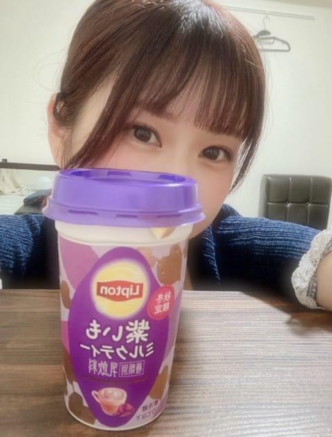 こんばんは👻🖤

明日17日19:30〜23:30
立川ルームにいます🌈

この飲み物甘かった〜😊🍠
珍しく目を出しまし
