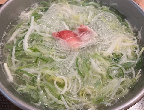 ネギ軍団にひとり飛び込まされた豚バラさん
孤独とかんじるか、ネギ独り占め満喫なのか。真相はわたしにも分かりません
美味し