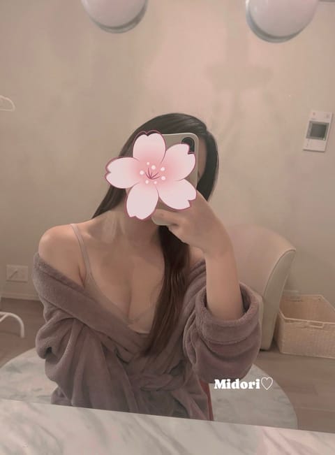 こんにちは✨

今日はポカポカ暖かくて
春を感じますね〜🤍

皆さんはお花見いきましたか？😌
私は来週行こうと思ってます