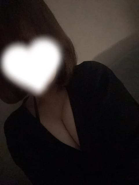 今日出勤してるよ〜！
15:20〜ラスト1枠だけ空いてるから会いに来てくれたら嬉しいな🥺過去1髪短く切ったらみんなに褒め