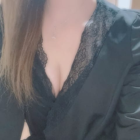 お疲れさまです♥

連休明け✨️
今日も19:00〜1:00で出勤します🌙

毎日暑いね🥵💦
しかも雲行きも怪しくなって
