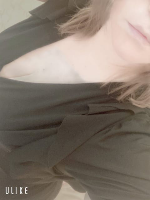 お久しぶりです、七瀬ですっ☺️☺️✨️

新しくパネル変えようかとさっきから必死に撮影してましたがどっちがいいだろうか🤔