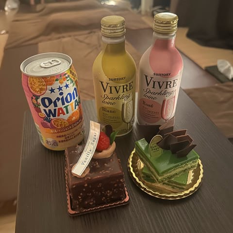 載せ忘れてた！美味しいケーキ！お酒！ハピネス！いつもいつもありがとう😭
ダイエット強制キャンセル、とってもありがたい