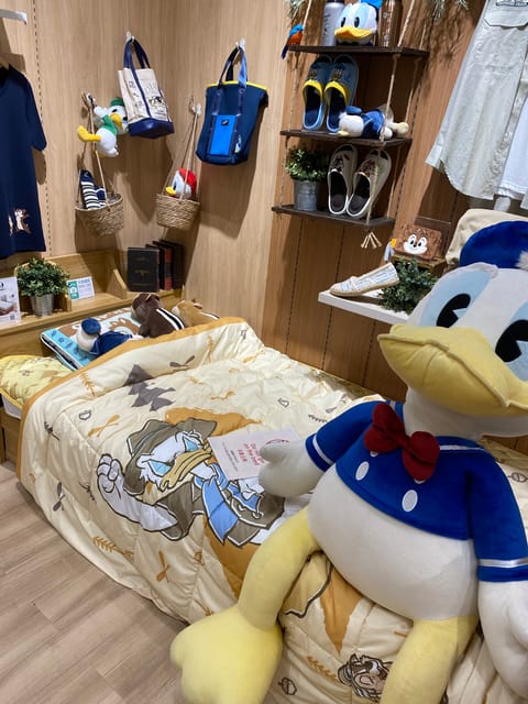 店舗限定のグッズが
色々と販売してました🌸

リロ&スティッチ可愛かった☺️

東京駅の説明が難しい箇所にあった
ディズ