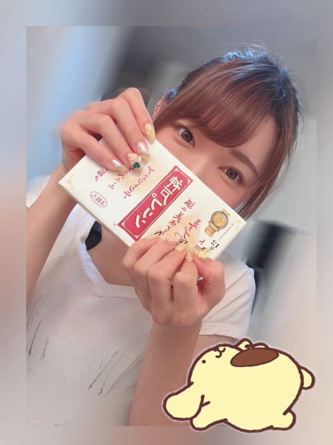 プリンプリンプリン🍮

ネイルをポムポムプリンにしました🍮
むっっちゃ可愛い

お土産のプリンと共に...🍮
さちぴ！あ