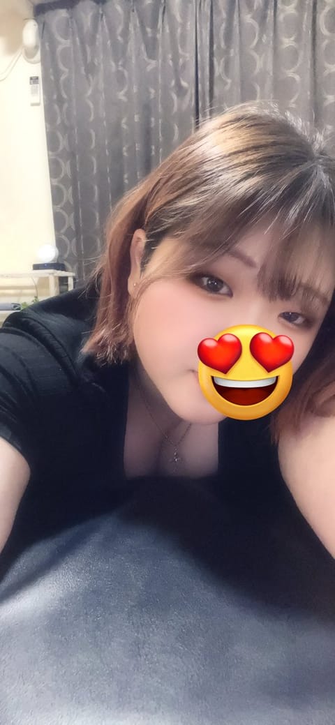 本日21時〜25時まで出勤しております🥰
暑さで疲れた体涼しい部屋で癒しませんか？ましろが精一杯気持ちいいマッサージいた