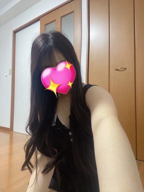 お疲れ様です😮‍💨✨　えなです❗️

昨日に比べて今日はゆったりめなので
🈳あります😒😒

えなに会いに来てください😶‍