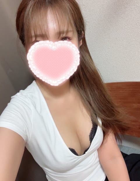 こんにちは、れいなです🪽

ツイートお久しぶりです🙋‍♀️
本日26時まで出勤しています！
今日も暑いのでお部屋涼しくし