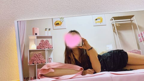 こんばんわ😊火曜日はありがとうございました！　明日の金曜日も今週はいますのでよかったら遊びに来て下さい♡
ご予約おまちし