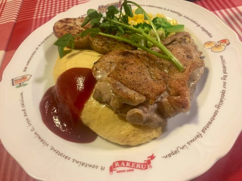 この前久々にラケルのオムライス食べました。オムライスは卵のふんわり感とライスの味が大事かも..
ガーリックチキンとポテト