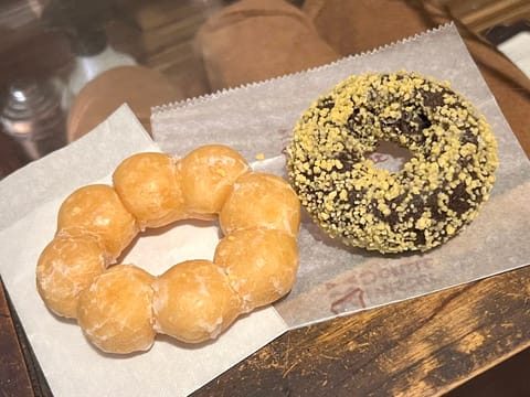 昨日E様に頂いたドーナツ🍩
やはりポンデは最強である。

ゴールデンチョコレートはめっちゃくちゃ甘くてで疲れが飛んでく🌬