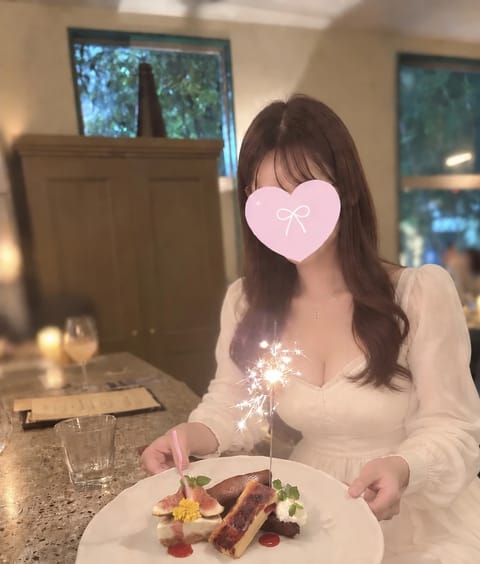 出勤しました🎀🤍

今日も元気にお店にいます☺️✨ 準備しながら鏡を見たら、いつもより髪がいい感じにまとまっててちょっと