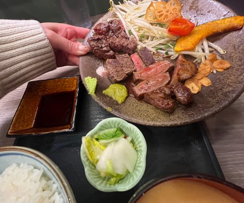 雪積もっててびっくり☃️

金沢ってお肉まで美味しくて
しかもお値打ちって凄すぎる〜❣️