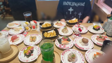 スシロー限定コラボ🍣✨
お久しぶりです🎵

星野です🤍🫧

今日は三浦ちゃんと和田ちゃんと
スシロー×キティコラボ
行っ