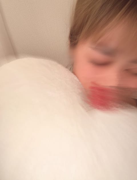 ぬいぐるみとかクッションをぎゅって抱えて寝たくなる時たまにあるんだよね…🧸🩷

冷え込んでいるけどお部屋は暖かいです🫧
