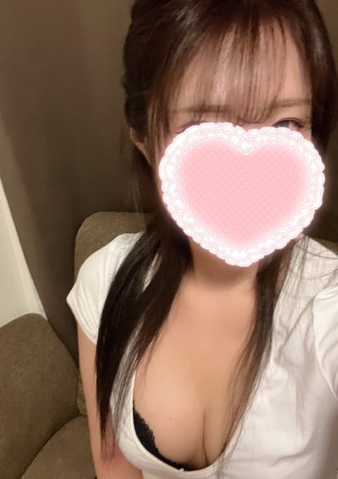 こんにちは、れいなです🪽

本日17時から出勤しています！
事前のご予約もありがとうございます🌸
早い時間はまだ🈳ありま