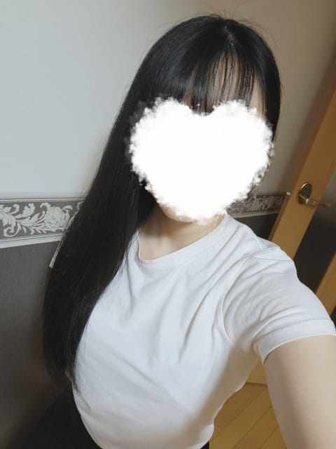 こんばんは🌛

今日の5時まで出勤してます😊

ご予約お待ちしております