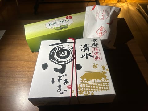 お土産持ってきてくれて本当にありがとう🥺💓
会いに来てくれるだけでも嬉しいのに😭
大事にいただくねっ✨
最近こうやって優