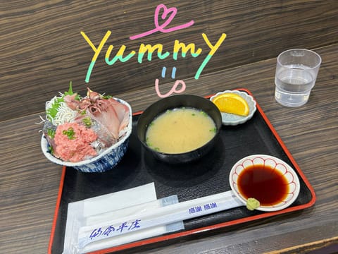海鮮丼🐟🦑💕

こんなにたっぷりで138♡ｴﾝはお得すぎた……😭♥️

あさりのお味噌汁もおかわりできて大満足💯💯💯