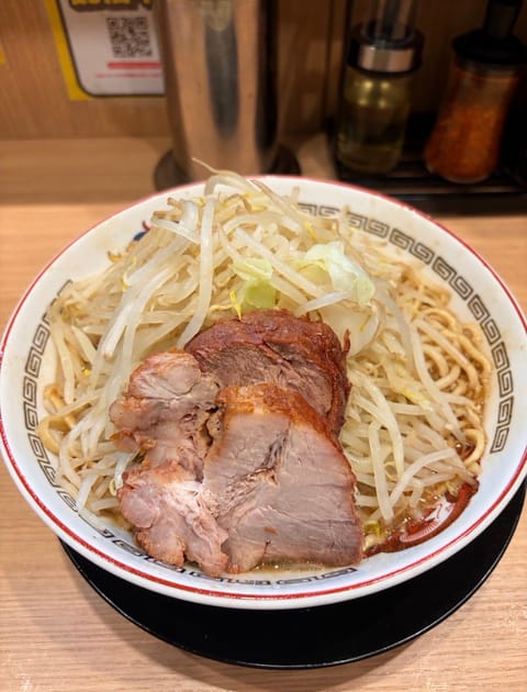 初めての二郎系🍜

ラーメンの前にドーナツも食べてたけど、野菜マシでも余裕で食べられたから次は夢の全マシコールしてみる(