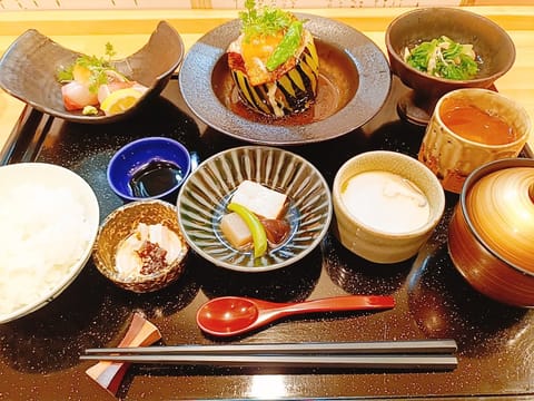 オススメされた高塚屋ランチ
行ってきましたーっ🤤💞
美味しすぎて最高すぎた…🥺🍚

スタート予約被ってしまい
ご案内出来