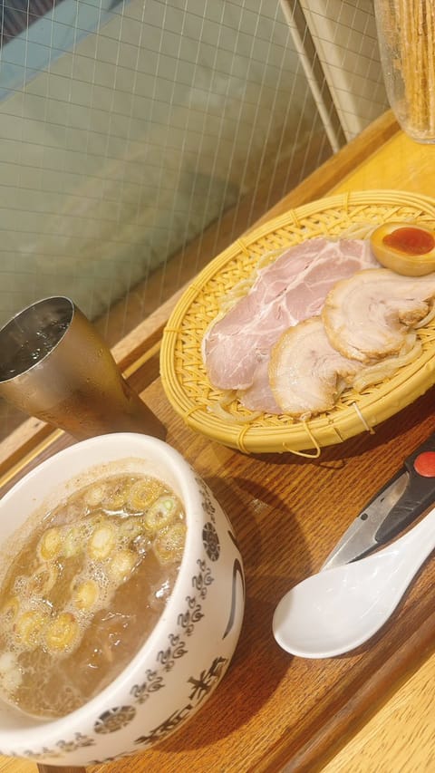 しごおわした後つけ麺じゃない方に突撃したら激並びしてました🥹

麺🍜スキーでメンエッスキー🧴なのです🙂‍↕️

昨日も今