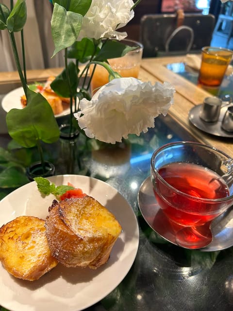 テーブルからお花が咲いてる、
この可愛いカフェ知ってる😋💗？

フレンチトーストまで食べちゃった🍞✨

連休リフレッシュ