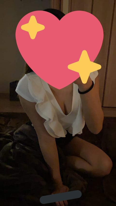 寒くて寒くて毛布にくるまってます💭
日曜だけどかなりの超レア出勤です！！
17時までなのでだれか相手して💭