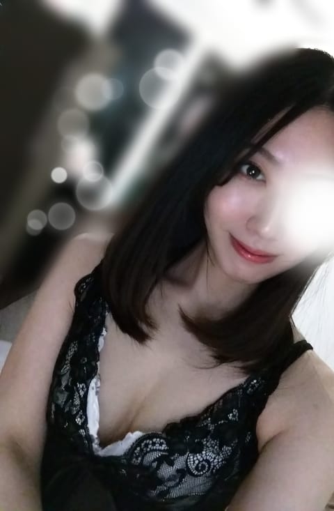 昨日は寒かったですねー☃️
寒すぎて1日の半分くらい寝てました🥹
今日は出勤してますよ〜
すこーし髪を切りました🫠