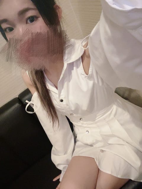 次回出勤は12日で
12時～18時でお部屋います🙋‍♀️
事前予約待ってます🥺

見えそうで見えない感じの丈感って
すご