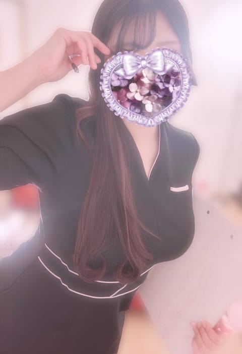 🩷出勤したよ🩷
今日も癒しをお届けしちゃいます🎶

風つよっ！！
スカート履いてきちゃったので
危うくマリリン・モンロー