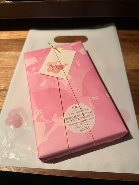 長く通ってくださってる仲良しさんから🍫♡
出張先でお土産買ってくれてたのにご予約のタイミング合わず代わりのお菓子をと…！