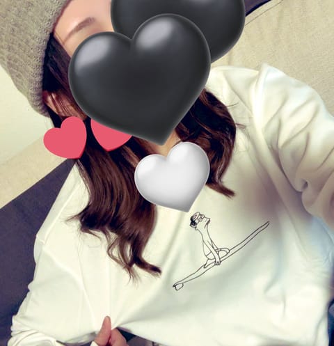 こんにちは〜❣️先日後輩の子とロンT作りに行ったんですけどこのデザインめっちゃお気に入り😍🤍笑
シュール系大好きなんです