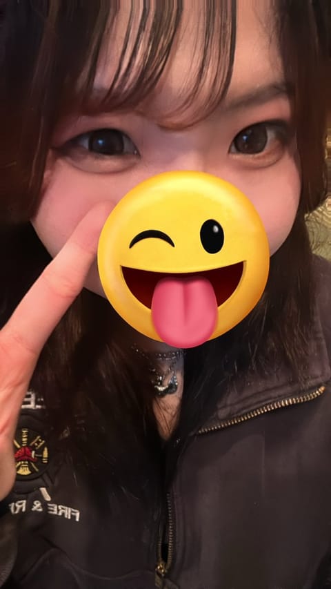 みなさんこんにちは！！
本日24時から出勤予定です🙌
今日でロングとはおさらばなので見納め来てください😢

ショートにな