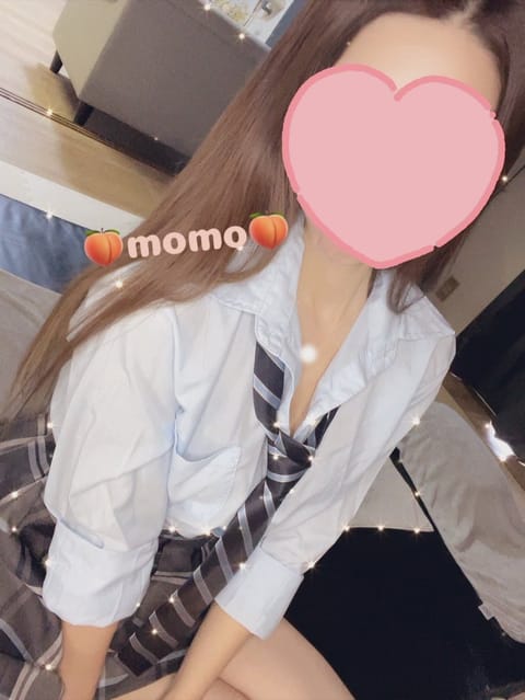 🍑お部屋にいるよっ🫶
写真が無さすぎて撮るのに
可愛い制服発見♥️
もも、こういう色合いの制服好きっ🎀