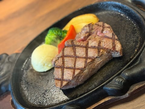 こんばんは〜🌙* :ﾟ
昨日〜明日4/19(日)まで広島遠征☺️💕
お肉チャージしました🍖🍗✨

4/20(月)は久々の