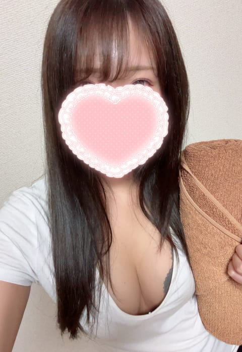 こんにちは、れいなです🪽

本日17時から出勤してます🎶
お時間あえばぜひ遊びにきてくれたら嬉しいです♡♡

ご予約お待