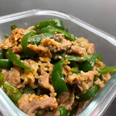 今週も前半はお休みいただいてます🩵

豚こまとピーマンのごま味噌炒め、ご飯に合うんだよなぁ〜😌💗
お料理するといい気分に
