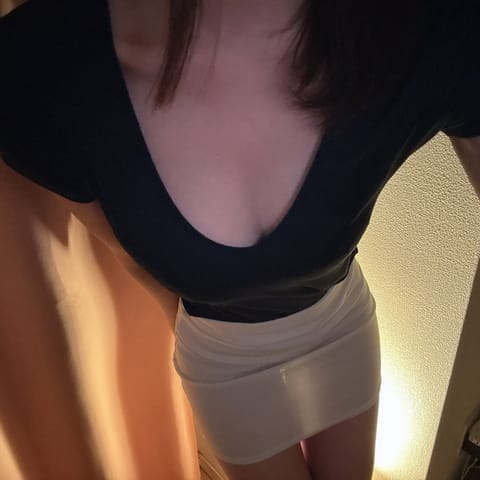 こんにちは
本日13時～出勤です！
最短14時15分頃～🈳です
ご予約お待ちしております♡