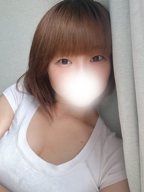 10:00〜スタンバイOKです🙆‍♀️✨
少しカーテンを開けて日光を浴びると、「今日も頑張ろう！」って気持ちになります☀