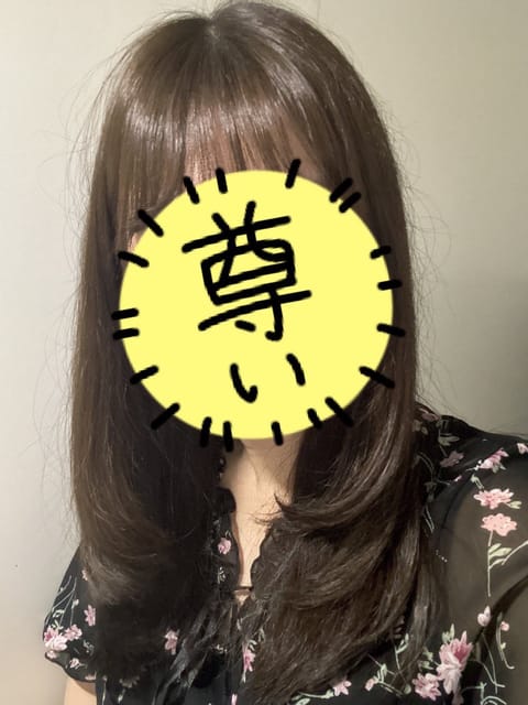 お盆休みいただいて、今日から出勤(՞˶･֊･˶՞)🤍髪切ったよん💇‍♀️会いたい人たくさんいるよー！みんななにしてるのー