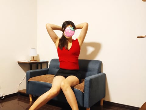 自撮り挑戦中🤳足細く見えますか？笑　毎日たくさん歩いてるので、足だけは細い方だと思っています🤗足だけは。詐欺じゃないか、