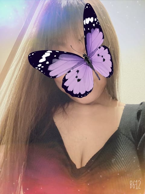 こんにちは💕
今日は蒸し暑いですね…😵
皆様、体調を崩されませんように…

本日もミセスの子守唄
在籍セラピストは勿論
