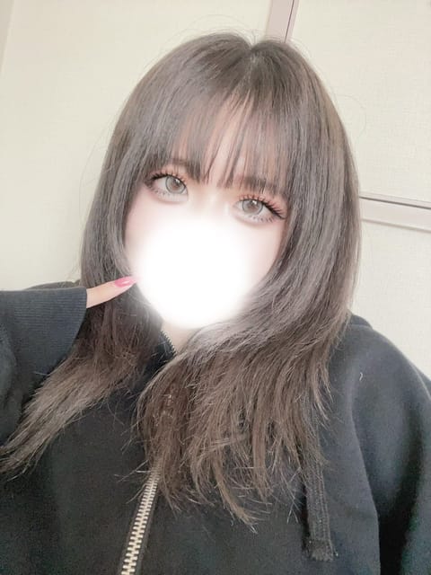 新宿ルーム出勤しました🫶🏻💝
今日暑すぎて汗ダラダラになっちゃった💦

汗拭いて欲しいから
りなに会いに来て欲しいな🥹❣