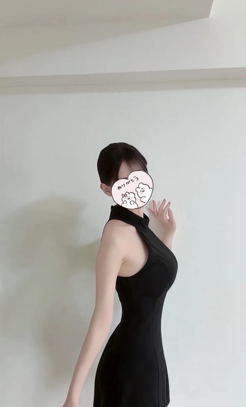 髪の毛、暗くしました🐰🖤

こだわりがちょっぴり強めなので、
衣装は水着も含めてぜんぶ自前です.⋆⟡

サナなりの“ne