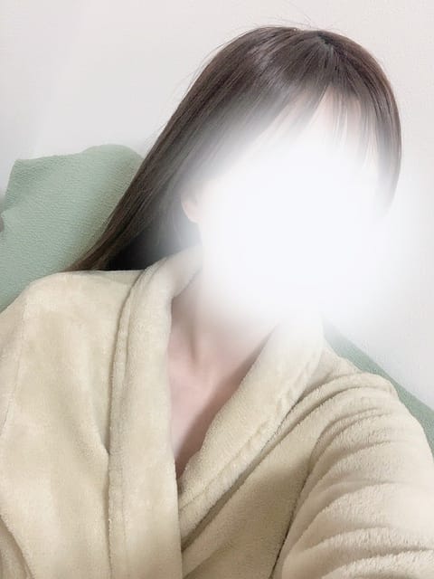 本日19:00〜

出勤してます💨
すこし天気悪いですね🥲
雨は嫌いです😠

まだ🈳あります！
ご予約お待ちしてます💗