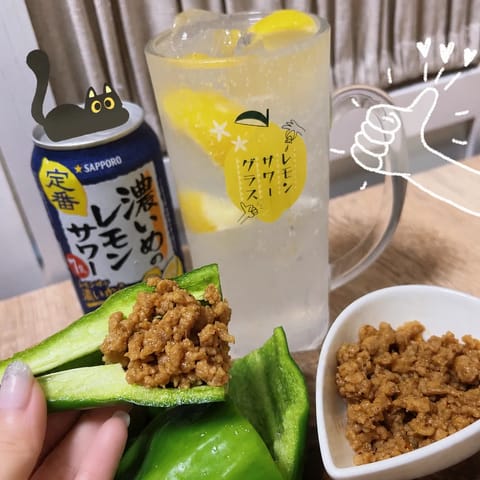 最近お気に入りのお酒のお供。

肉味噌＆冷やした生ピーマンの組み合わせ🤤🤍
（レモンサワー専用グラスは誕生日に妹がくれて