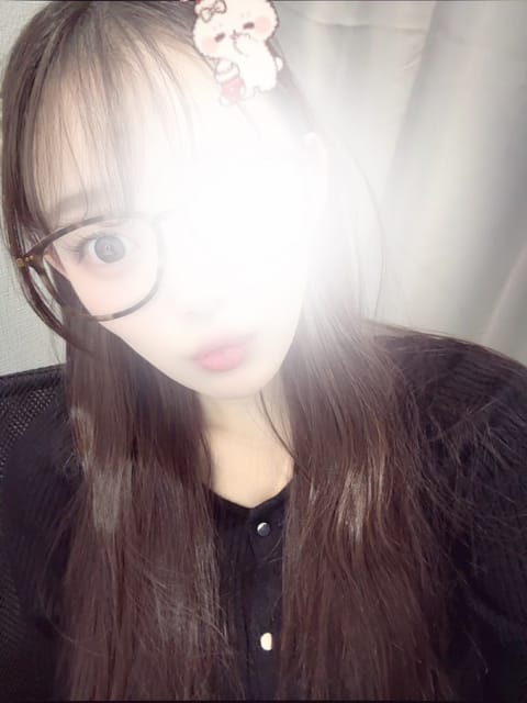 こんばんは！
今日もみなさんお疲れ様です！
ももは今日は昼過ぎまで寝ておりました😴

月曜日大変でした？
明日は👿います