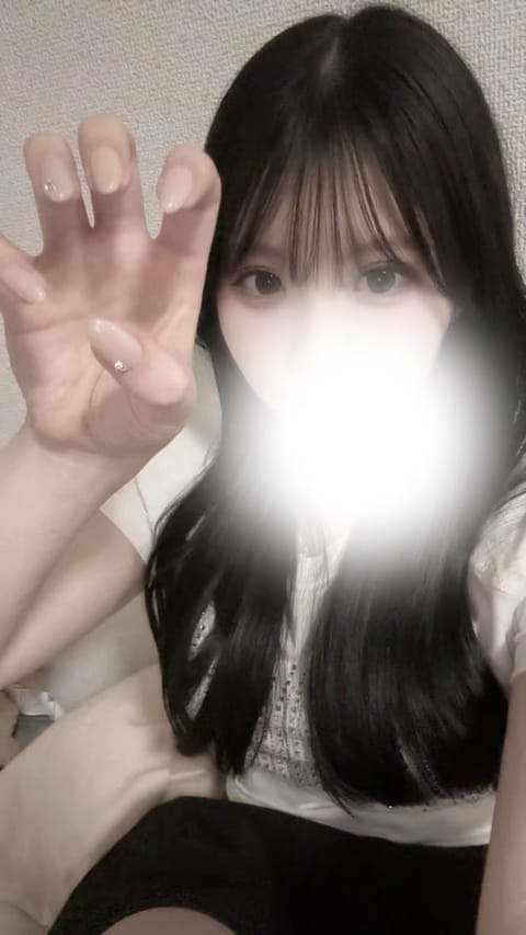 こんにちは〜🫶🏻💖
明日4/21（火曜） 11-20でいます！！
明日もいっぱい楽しく過ごしたいので、たくさん待ってるね
